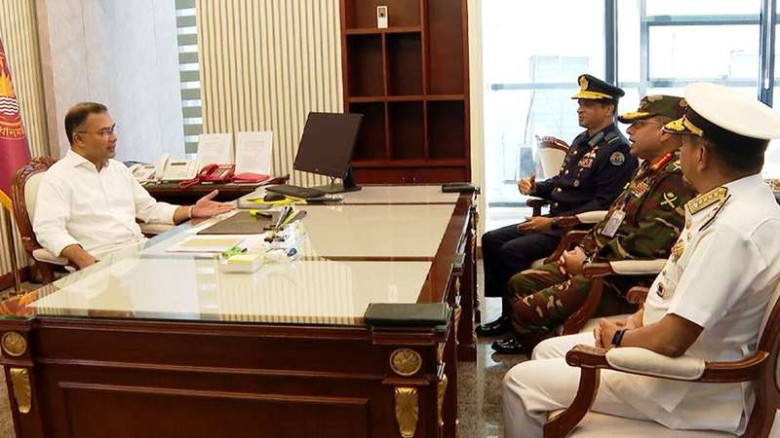 প্রধানমন্ত্রী তারেক রহমানের সঙ্গে তিন বাহিনীর প্রধানদের সৌজন্য সাক্ষাৎ