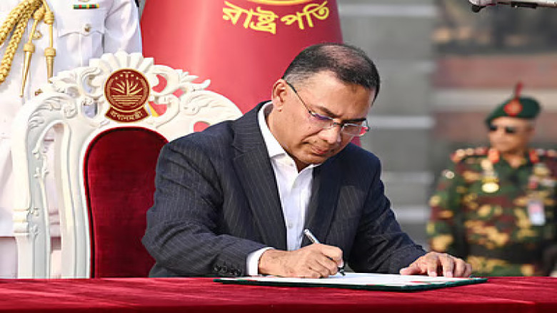 একুশের প্রথম প্রহরে কেন্দ্রীয় শহীদ মিনারে প্রধানমন্ত্রীর শ্রদ্ধা নিবেদন