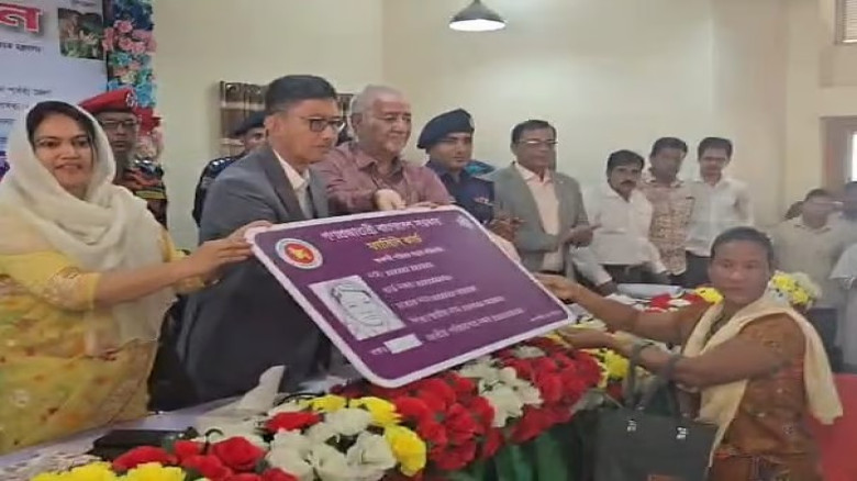 বান্দরবানে দরিদ্র পরিবারকে ফ্যামিলি কার্ড বিতরণ