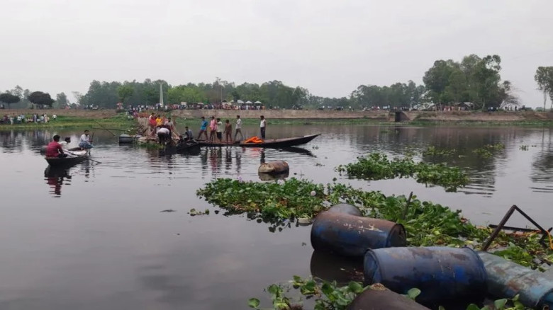 দেওয়ানগঞ্জে ভাসমান সেতু ভেঙে পানিতে ডুবে