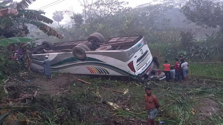 গৌরনদীতে বাস খাদে পড়ে নিহত ১, গুরুতর আহত